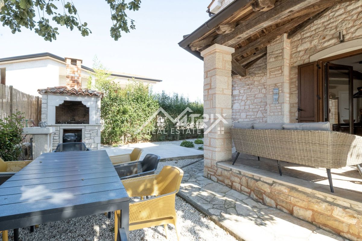 Okolica Poreča, očarljiva kamnita vila z bazenom