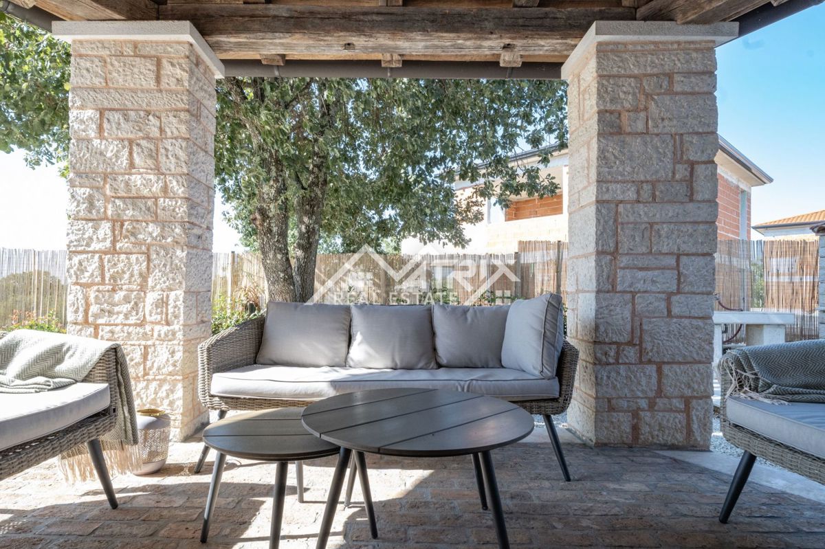 Okolica Poreča, očarljiva kamnita vila z bazenom