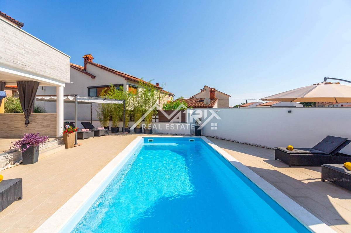 Marčana, Opremljena hiša z bazenom s 4 spalnicami