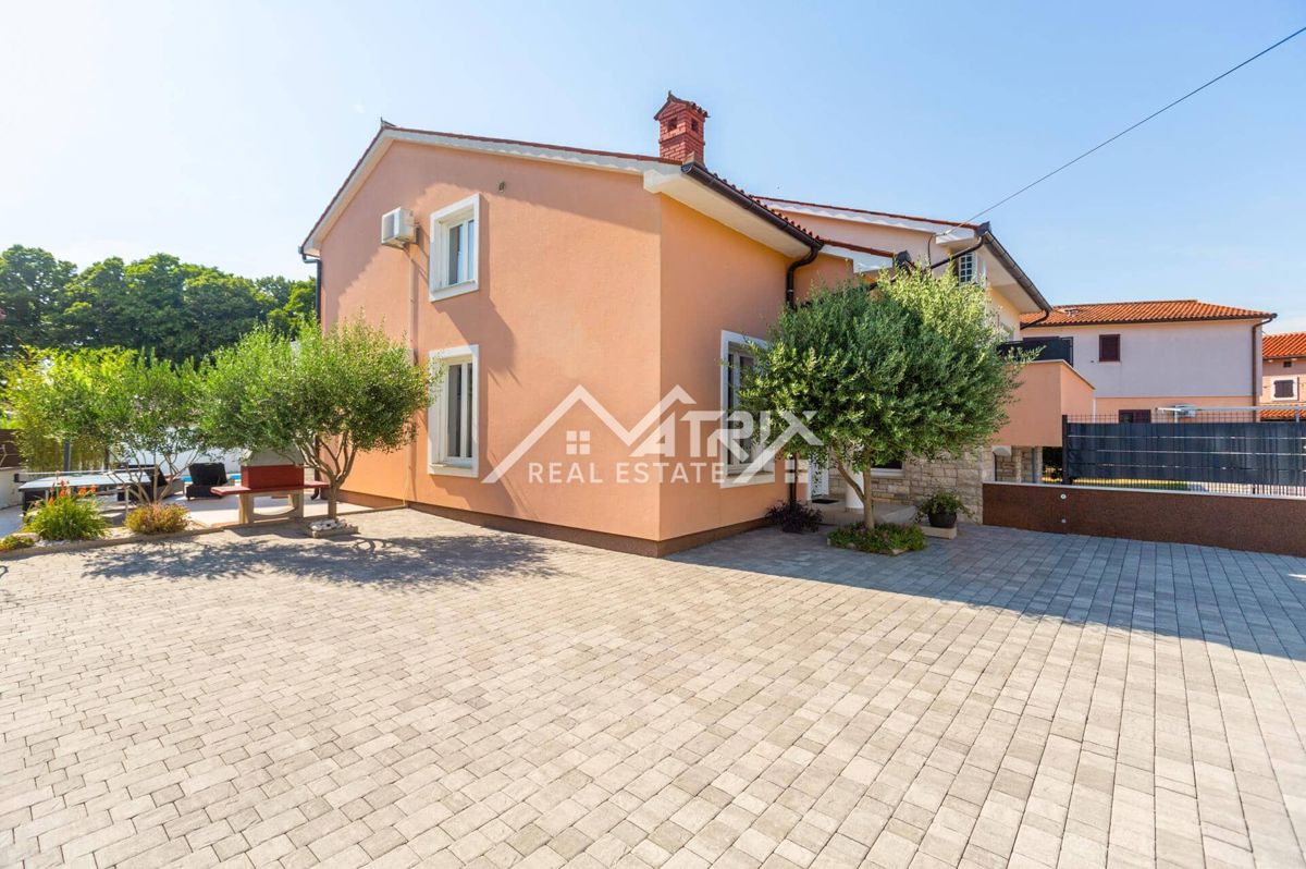 Marčana, Opremljena hiša z bazenom s 4 spalnicami