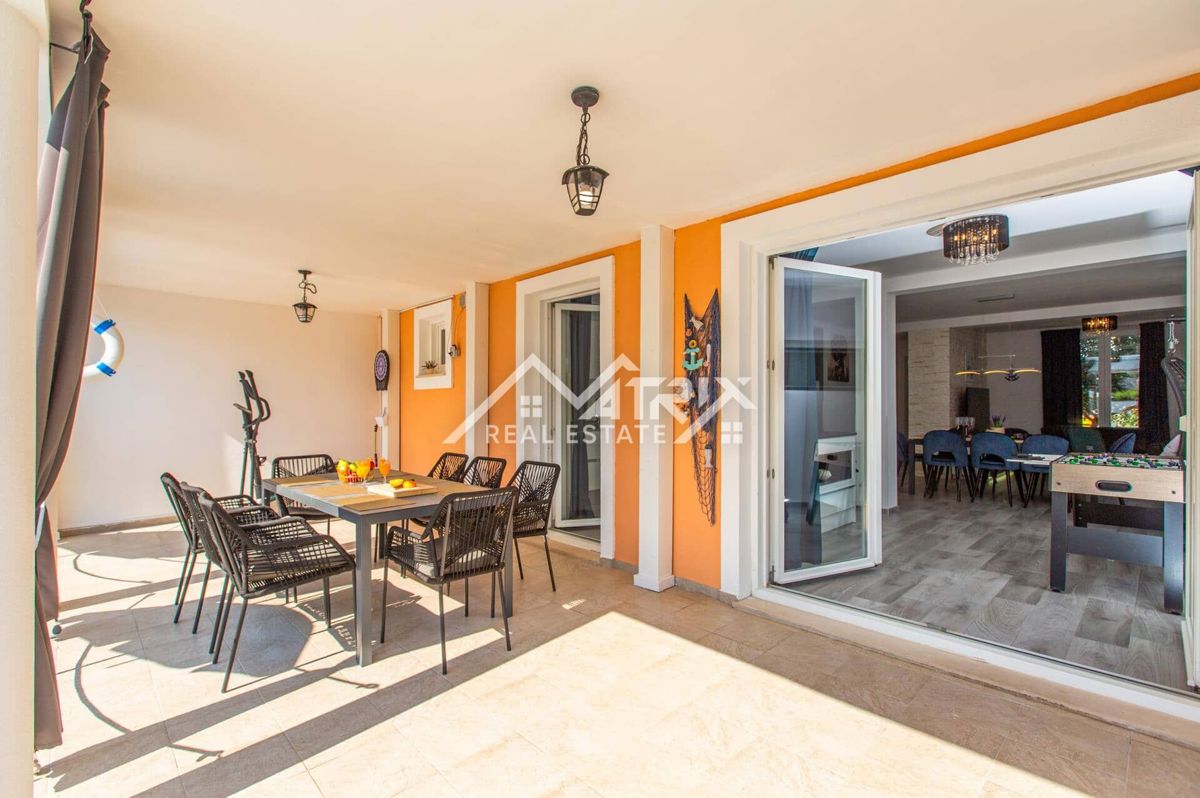 Marčana, Opremljena hiša z bazenom s 4 spalnicami