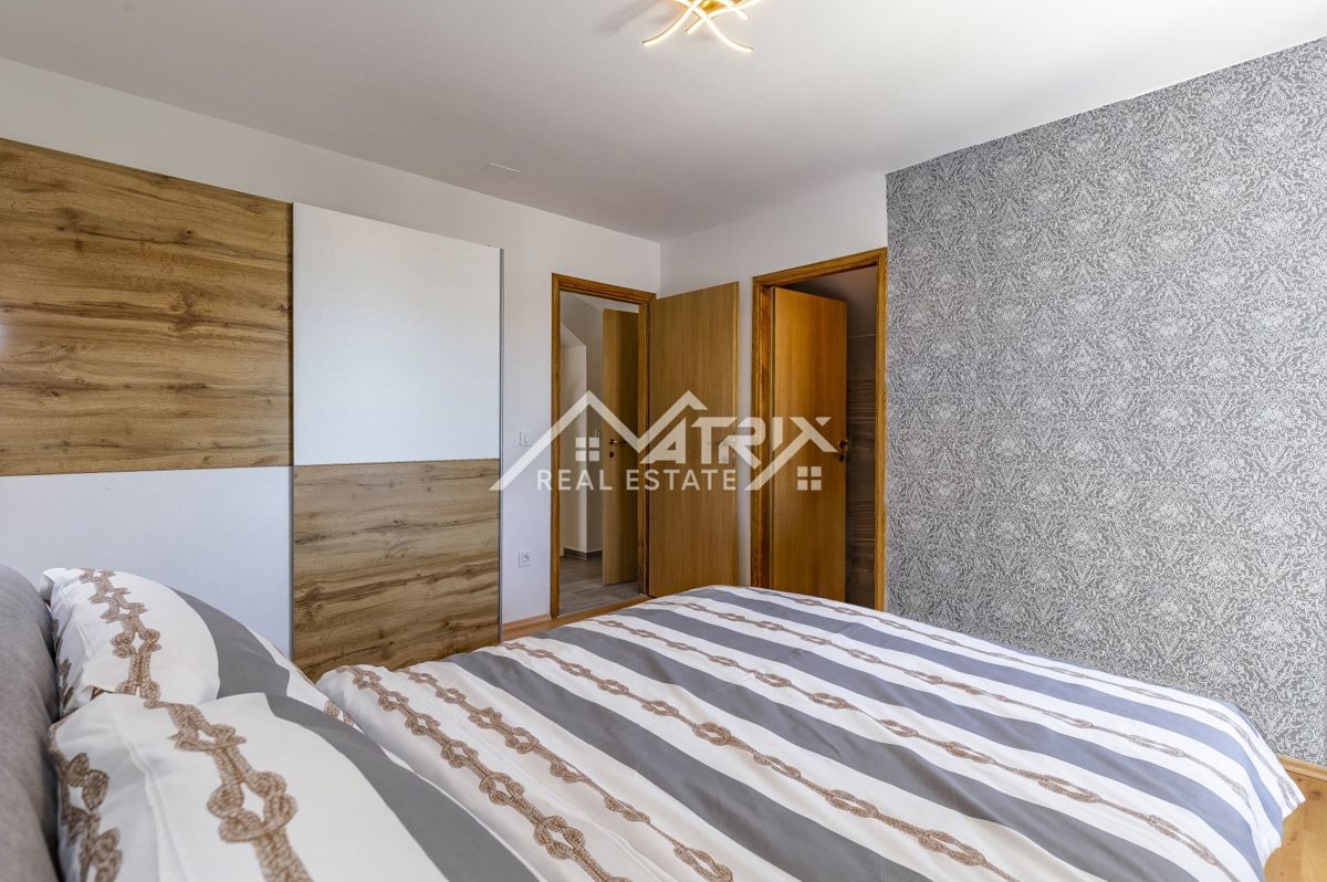 Marčana, Opremljena hiša z bazenom s 4 spalnicami