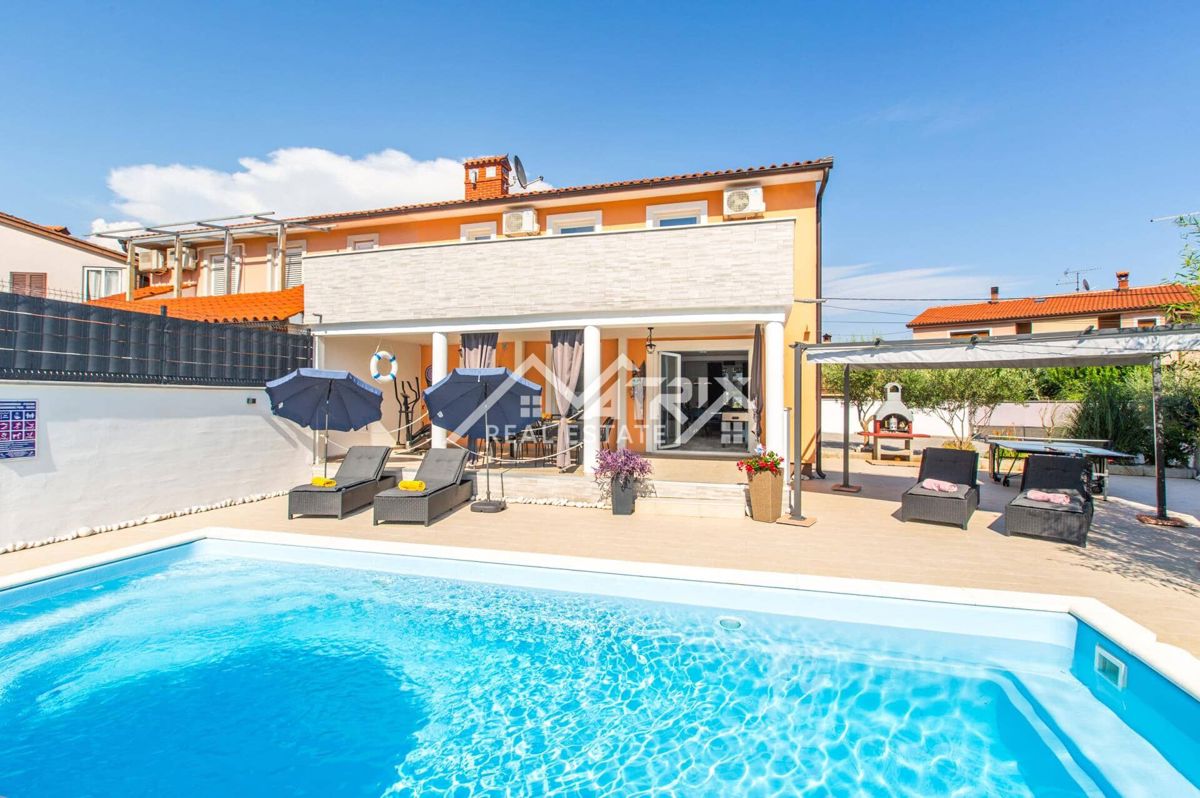 Marčana, Opremljena hiša z bazenom s 4 spalnicami