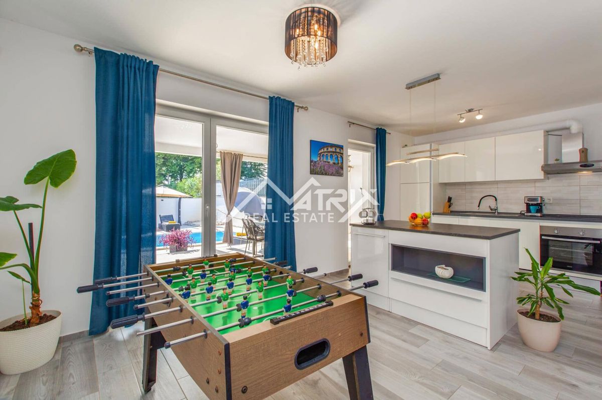 Marčana, Opremljena hiša z bazenom s 4 spalnicami