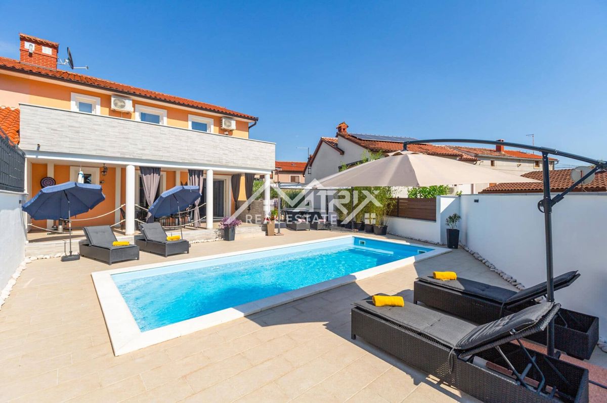 Marčana, Opremljena hiša z bazenom s 4 spalnicami