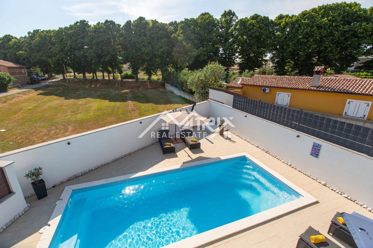 Marčana, Opremljena hiša z bazenom s 4 spalnicami