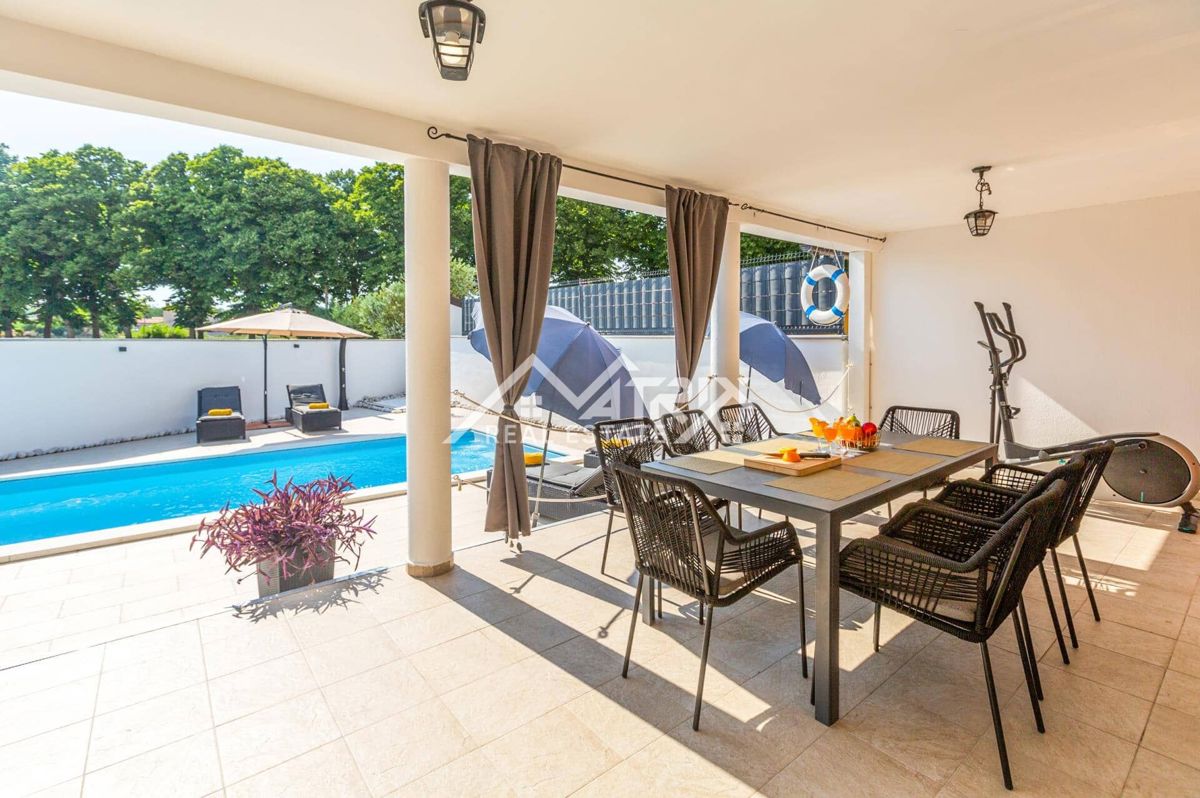 Marčana, Opremljena hiša z bazenom s 4 spalnicami