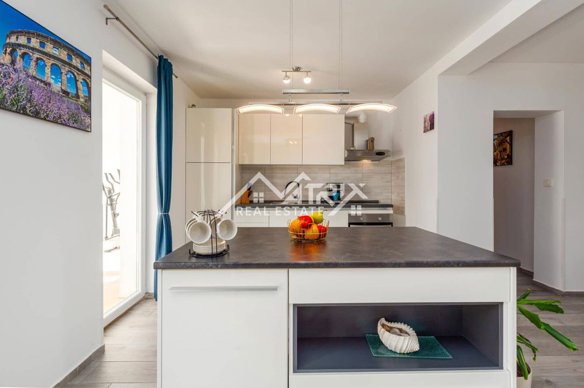 Marčana, Opremljena hiša z bazenom s 4 spalnicami