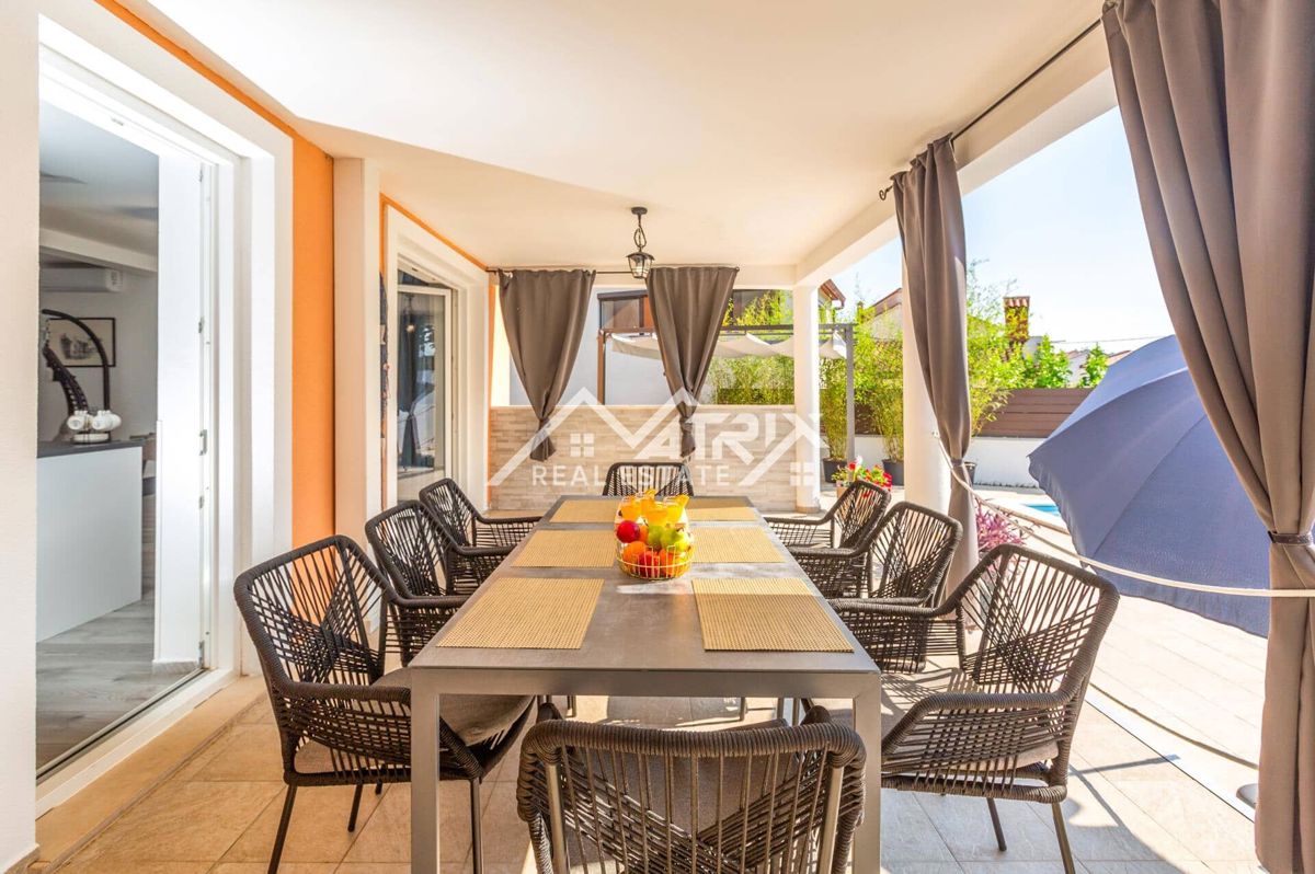 Marčana, Opremljena hiša z bazenom s 4 spalnicami