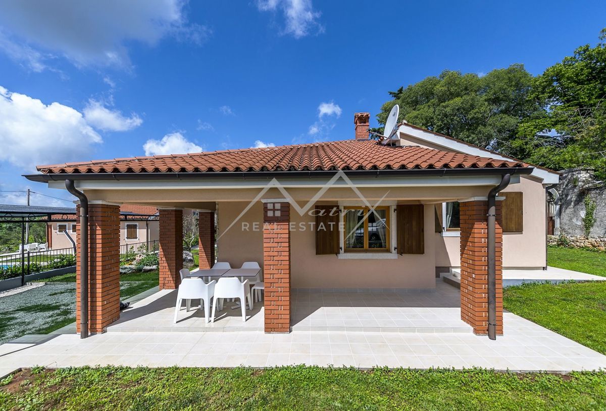 Okolica Poreča, moderno opremljena hiša z bazenom!