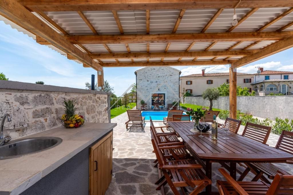 Poreč, okolica, Šarmantna kamnita hiša s bazenom in vrtom