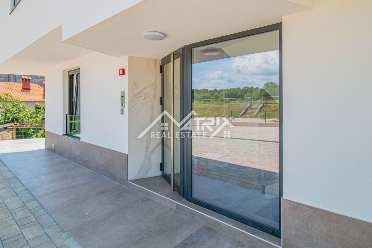 Poreč, Moderno stanovanje v novogradnji 400 m od plaže!