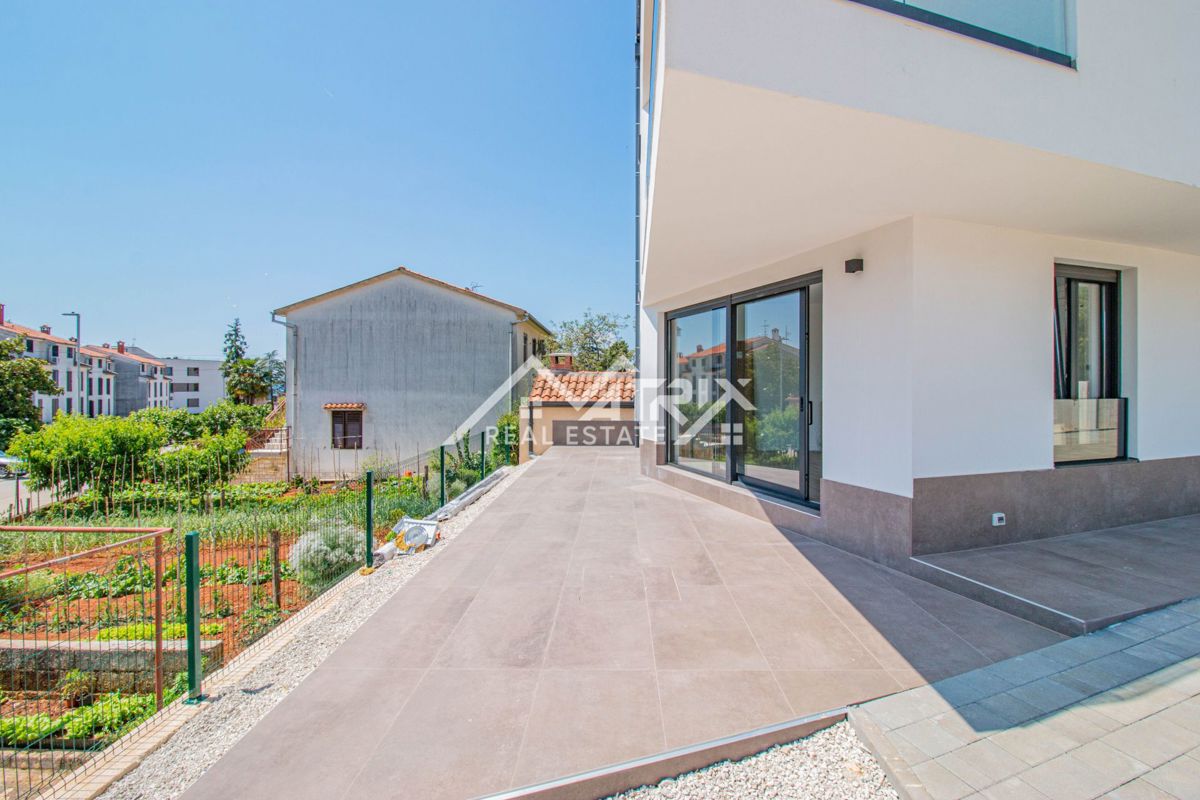 Poreč, Moderno stanovanje v novogradnji 400 m od plaže!