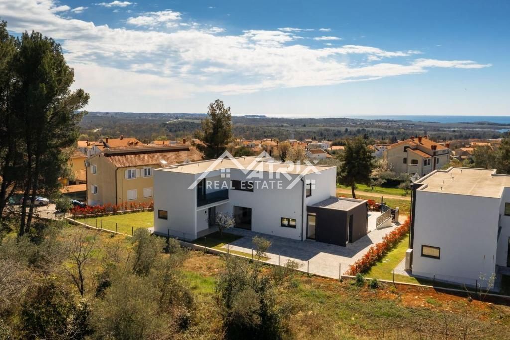 Okolica Poreča, moderna vila z bazenom in pogledom na morje