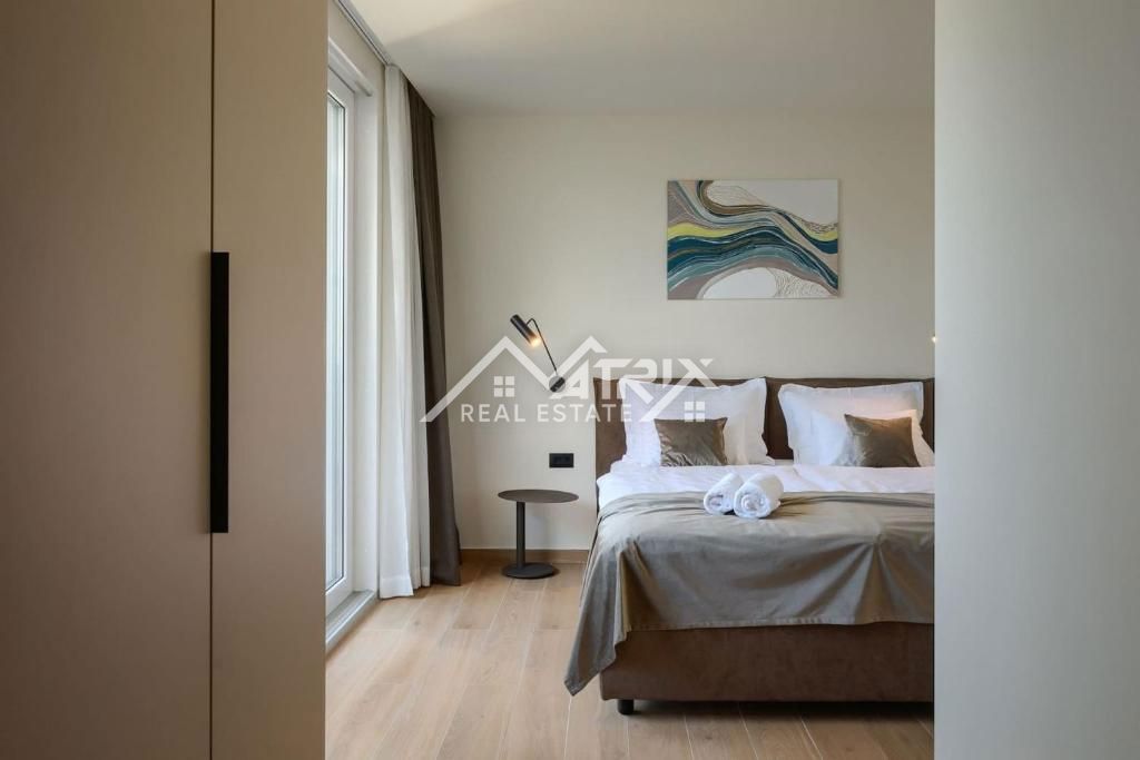 Okolica Poreča, moderna vila z bazenom in pogledom na morje