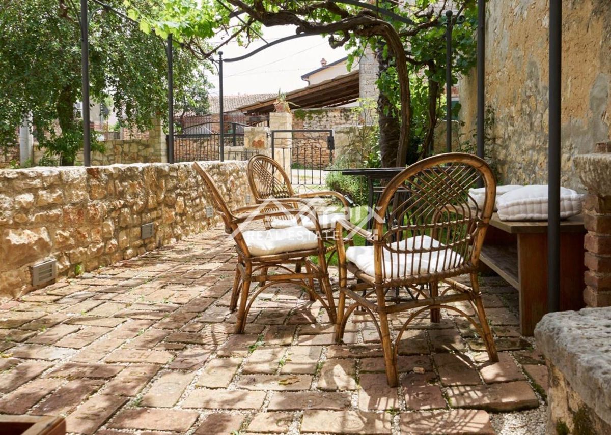 Poreč okolica, prenovljena kamnita hiša z vrtom, opremljena