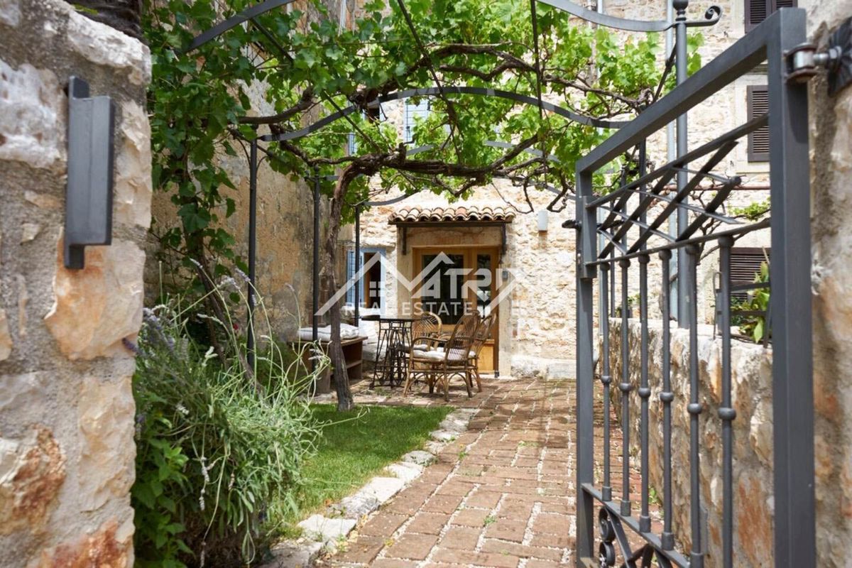 Poreč okolica, prenovljena kamnita hiša z vrtom, opremljena