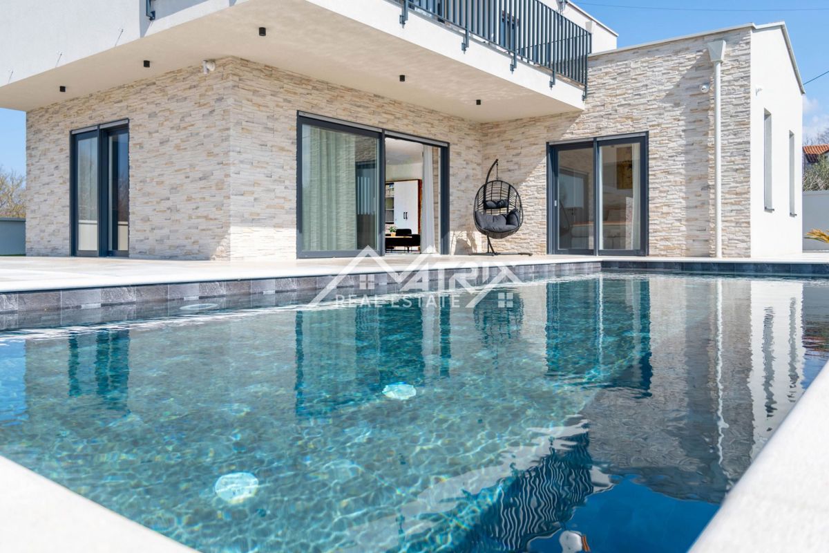 Poreč okolica, moderna vila z ogrevanim bazenom