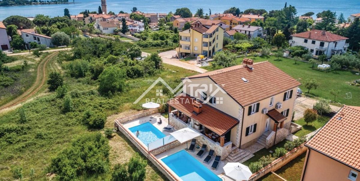 Okolica Umaga, istrska hiša z bazenom le 200 m od morja