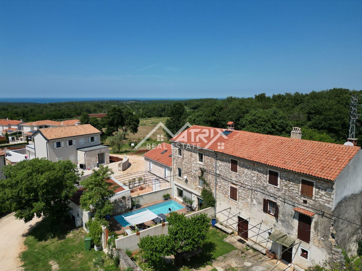 Novigrad okolica – kamnita hiša v bližini morja in mesta