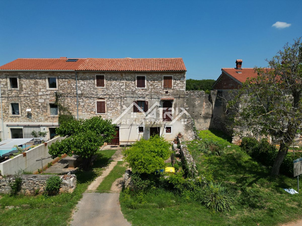 Novigrad okolica – kamnita hiša v bližini morja in mesta