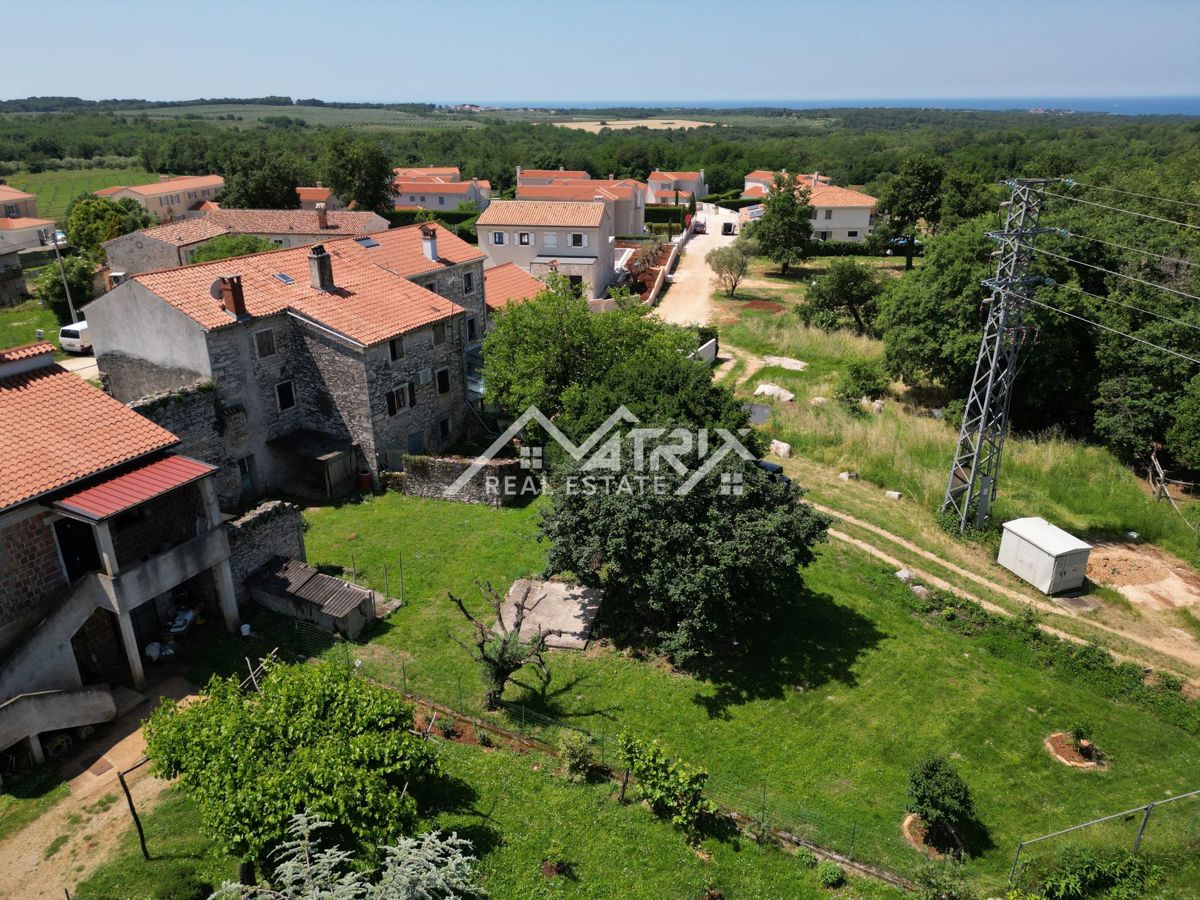 Novigrad okolica – kamnita hiša v bližini morja in mesta