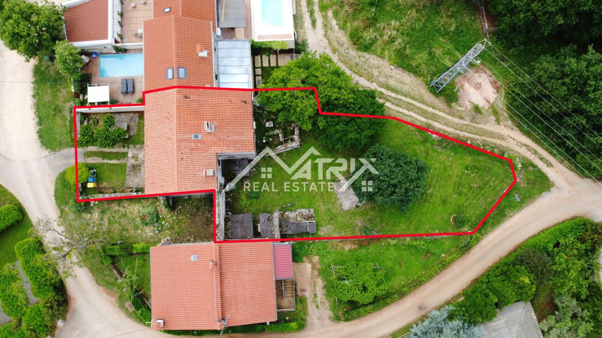 Novigrad okolica – kamnita hiša v bližini morja in mesta