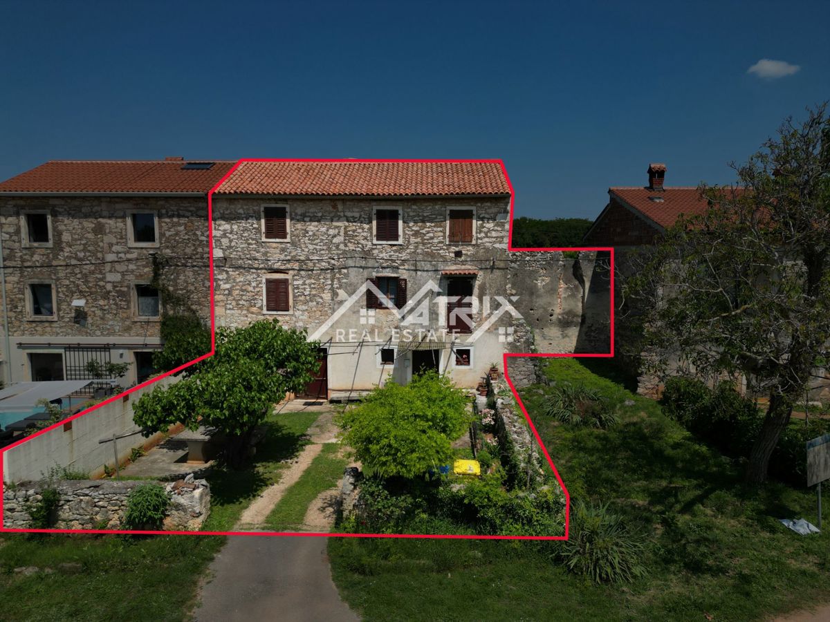Novigrad okolica – kamnita hiša v bližini morja in mesta