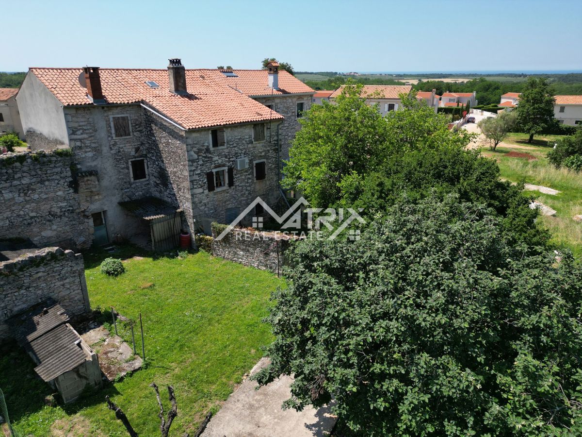 Novigrad okolica – kamnita hiša v bližini morja in mesta