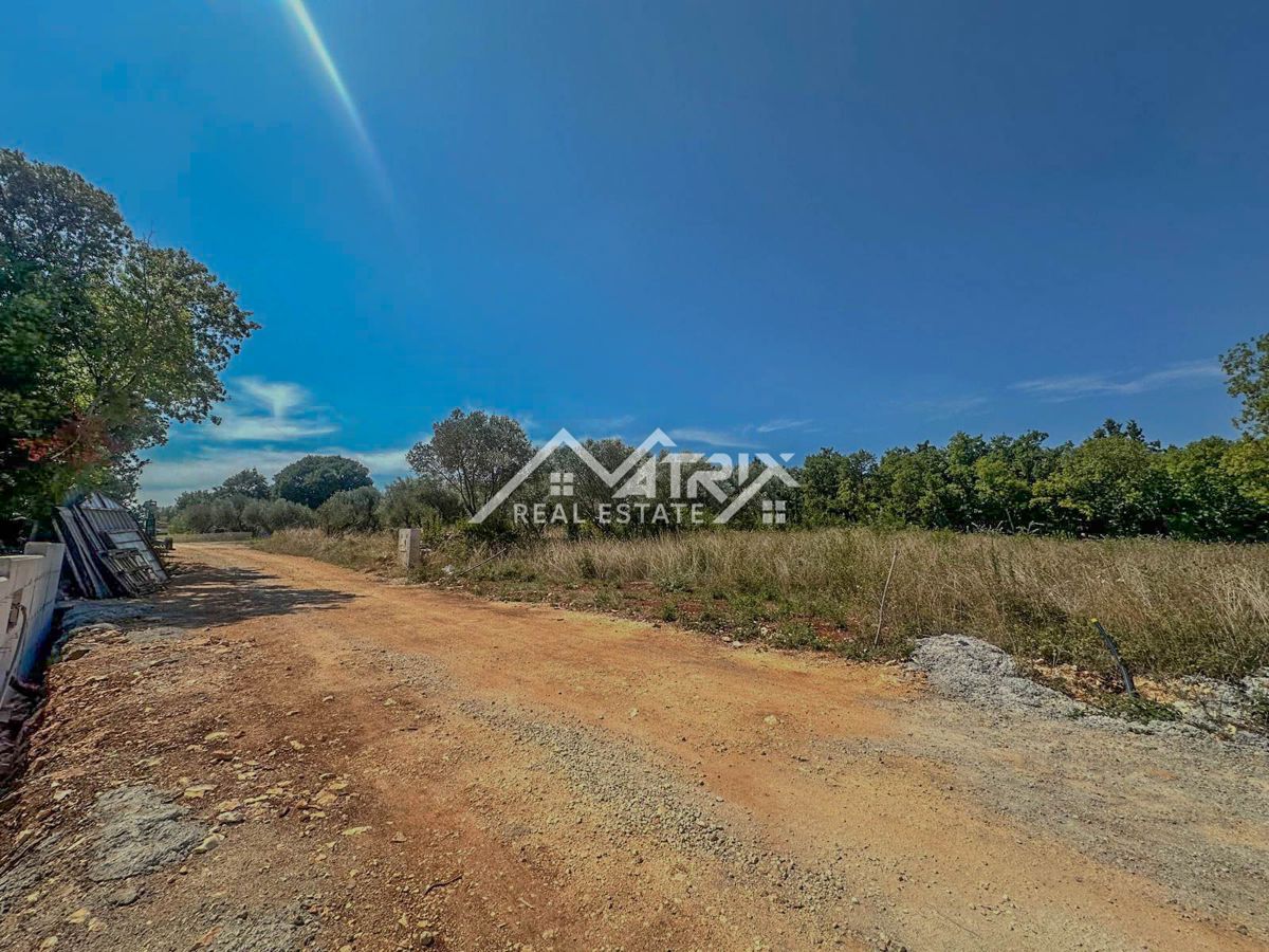 Območje Marčana, čudovita parcela na privlačni lokaciji, 5 min od morja