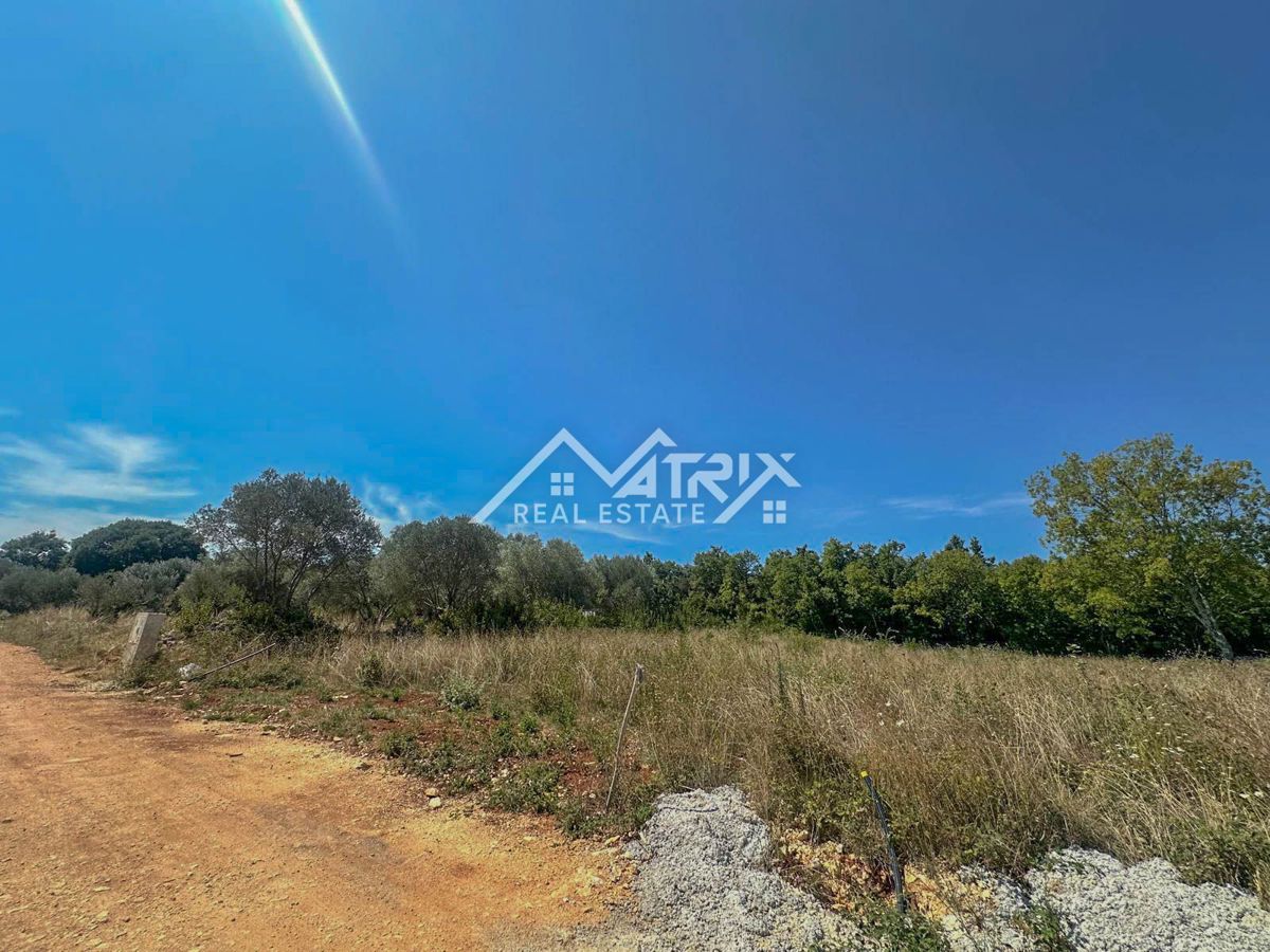 Območje Marčana, čudovita parcela na privlačni lokaciji, 5 min od morja