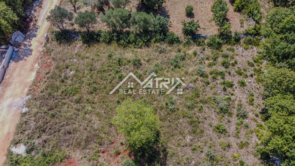 Območje Marčana, čudovita parcela na privlačni lokaciji, 5 min od morja