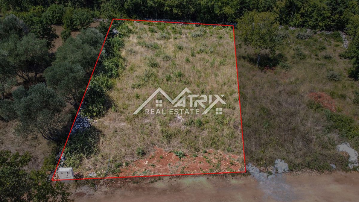 Območje Marčana, čudovita parcela na privlačni lokaciji, 5 min od morja