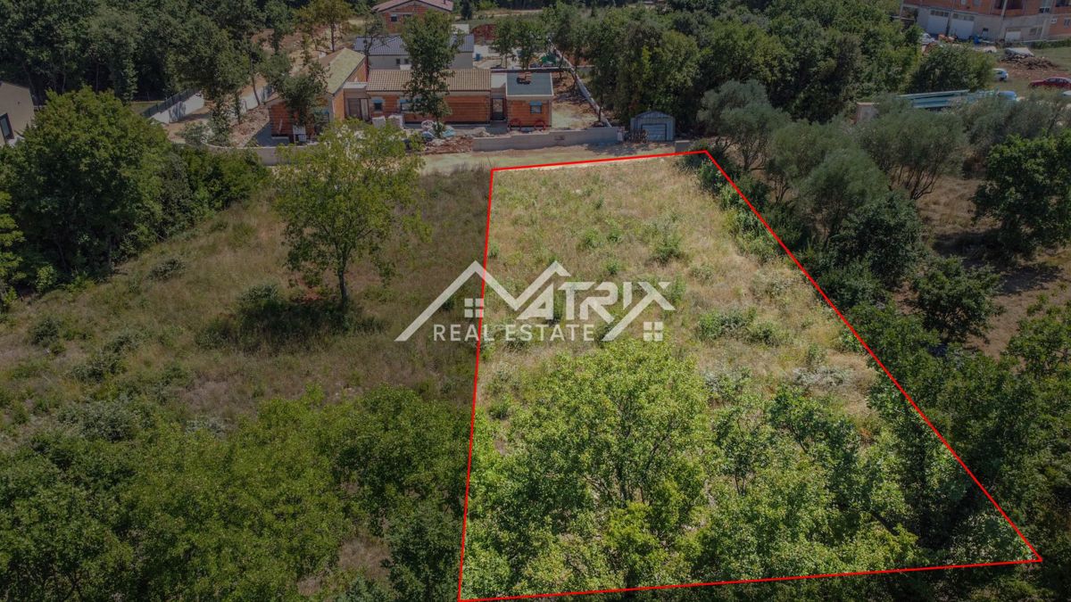 Območje Marčana, čudovita parcela na privlačni lokaciji, 5 min od morja