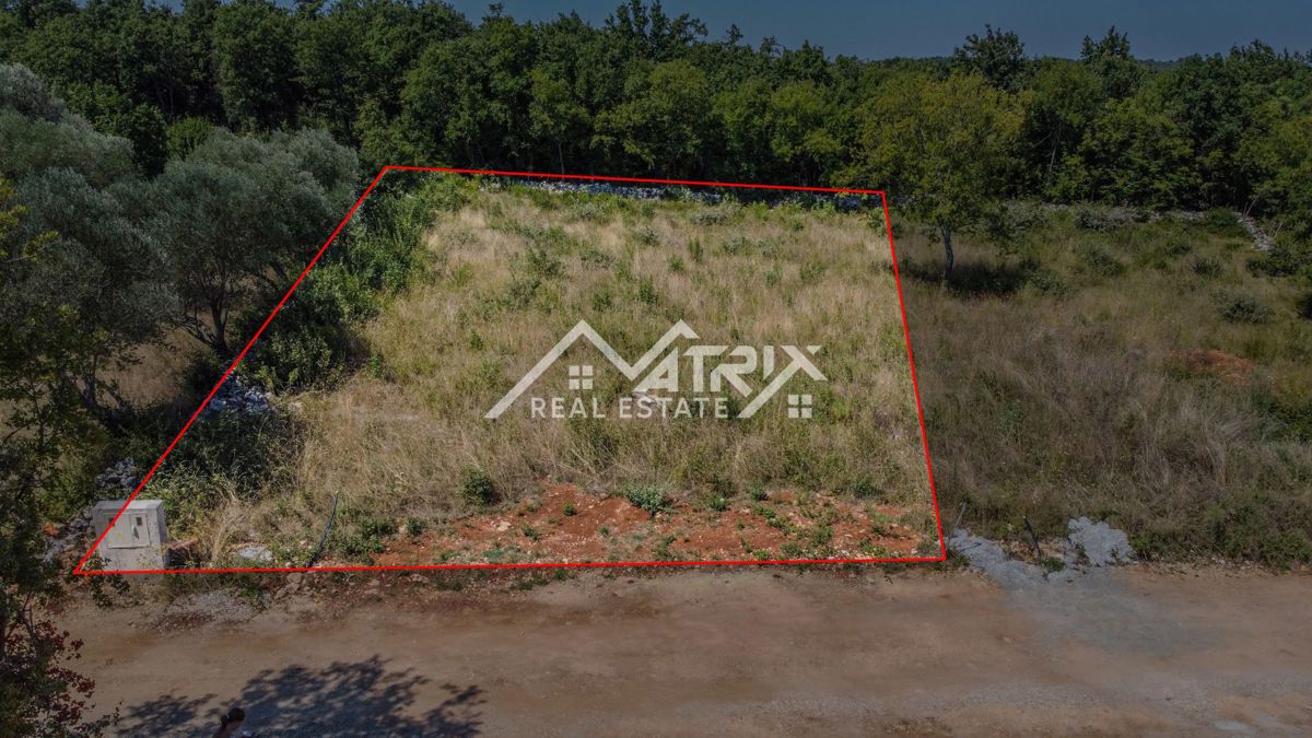 Območje Marčana, čudovita parcela na privlačni lokaciji, 5 min od morja