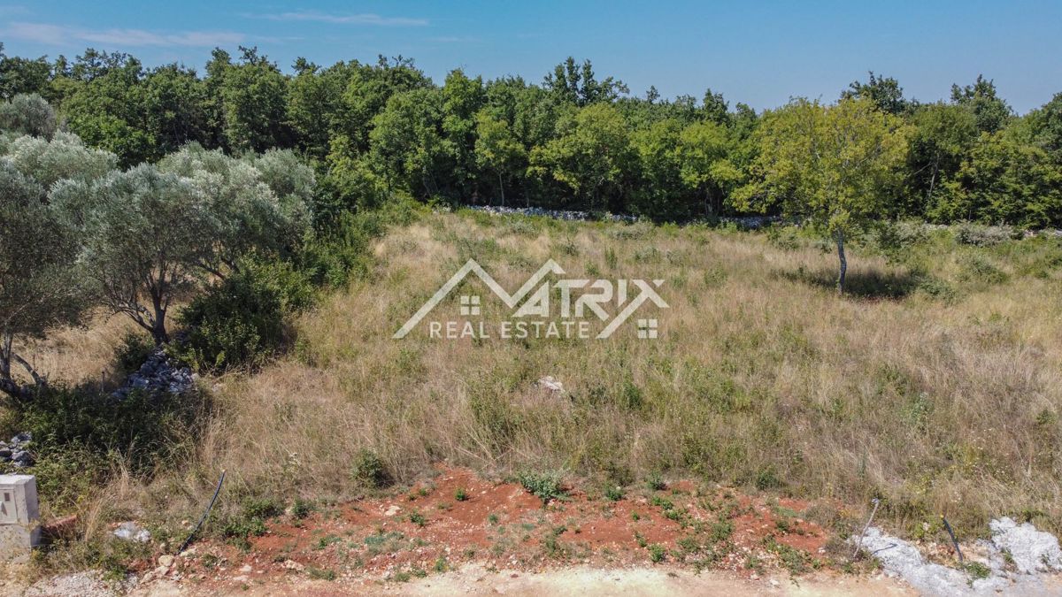 Območje Marčana, čudovita parcela na privlačni lokaciji, 5 min od morja