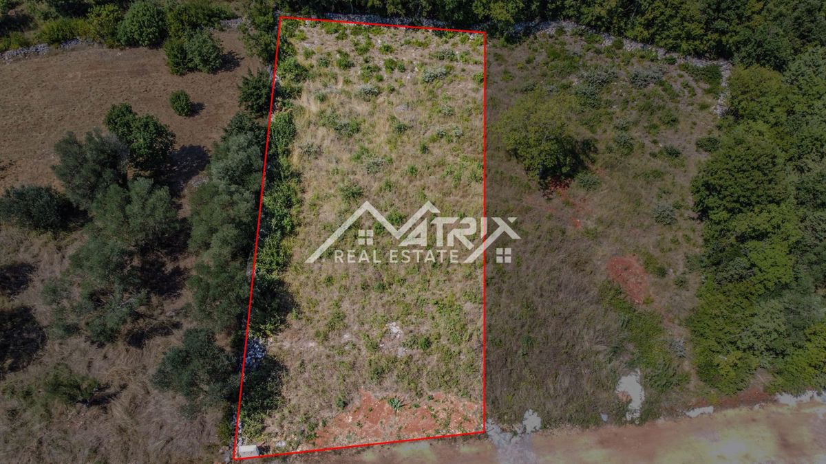 Območje Marčana, čudovita parcela na privlačni lokaciji, 5 min od morja