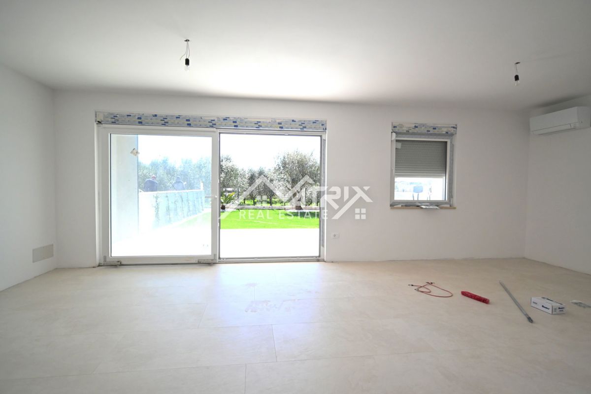 Novigrad, nov sodoben apartma z vrtom