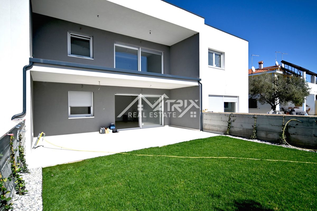 Novigrad, nov sodoben apartma z vrtom