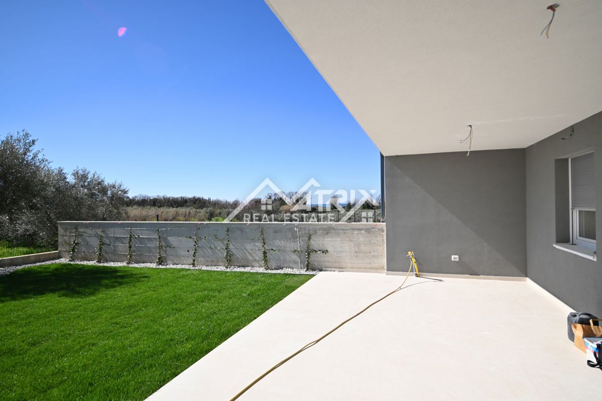 Novigrad, nov sodoben apartma z vrtom