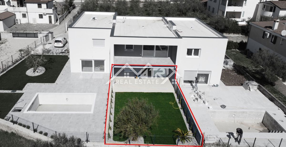 Novigrad, nov sodoben apartma z vrtom