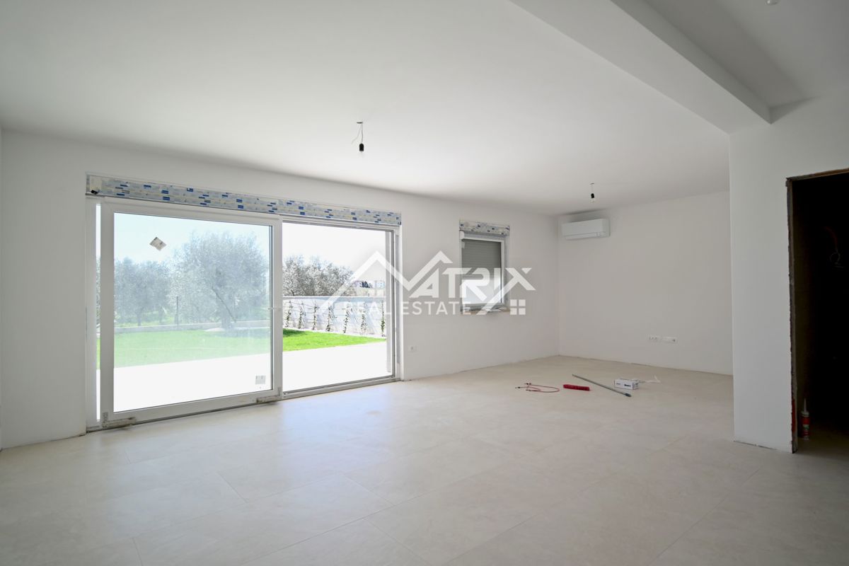 Novigrad, nov sodoben apartma z vrtom