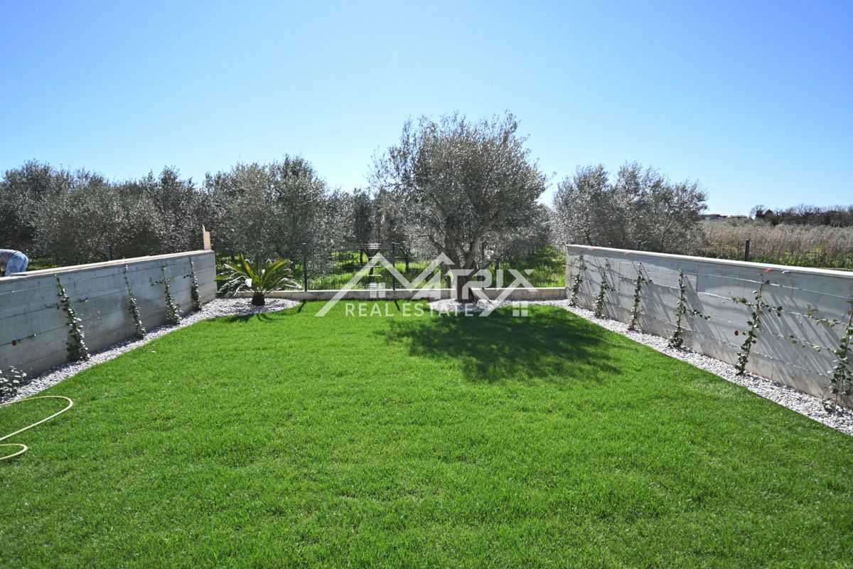 Novigrad, nov sodoben apartma z vrtom