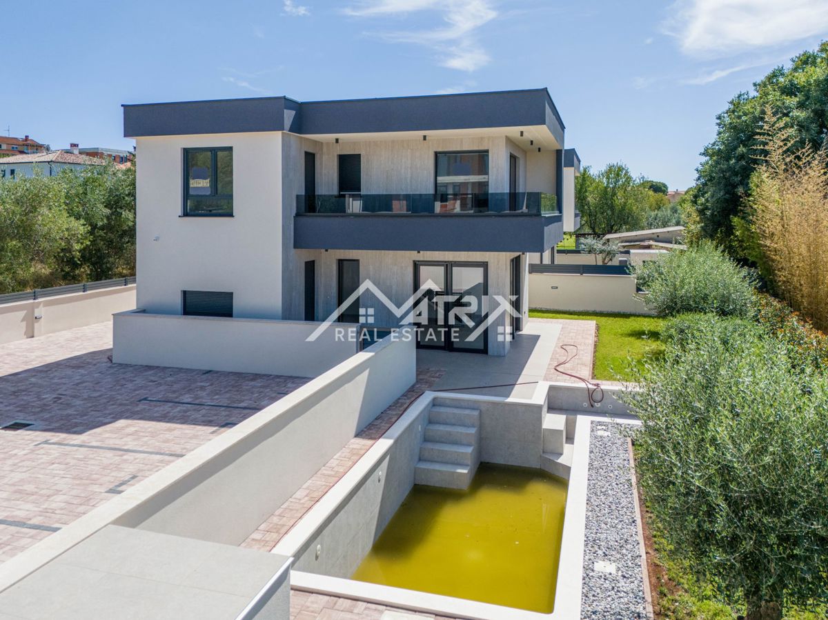 Medulin, moderna hiša z bazenom v bližini morja in centra!