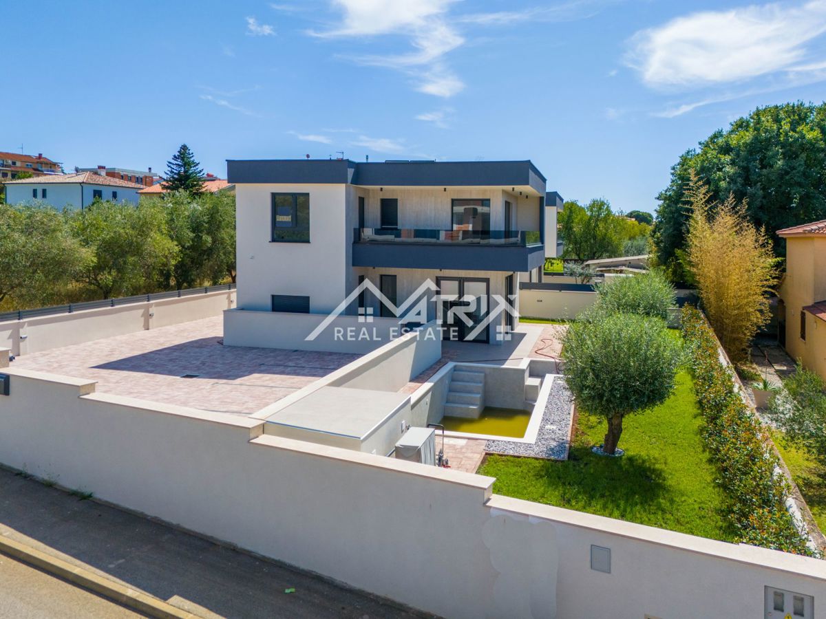 Medulin, moderna hiša z bazenom v bližini morja in centra!