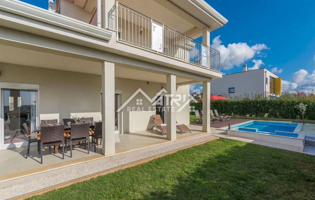 Poreč okolica, samostojna hiša z bazenom