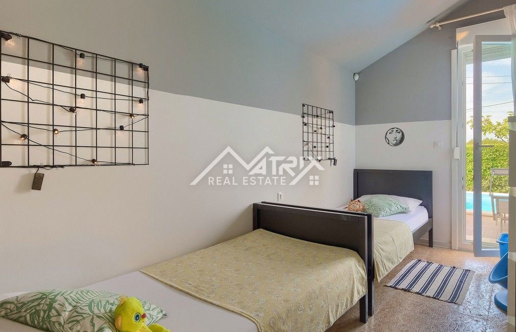 Poreč okolica, lepa pritlična hiša z bazenom blizu mesta.