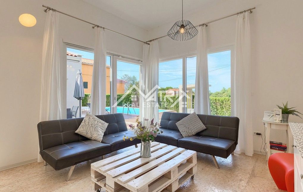 Poreč okolica, lepa pritlična hiša z bazenom blizu mesta.