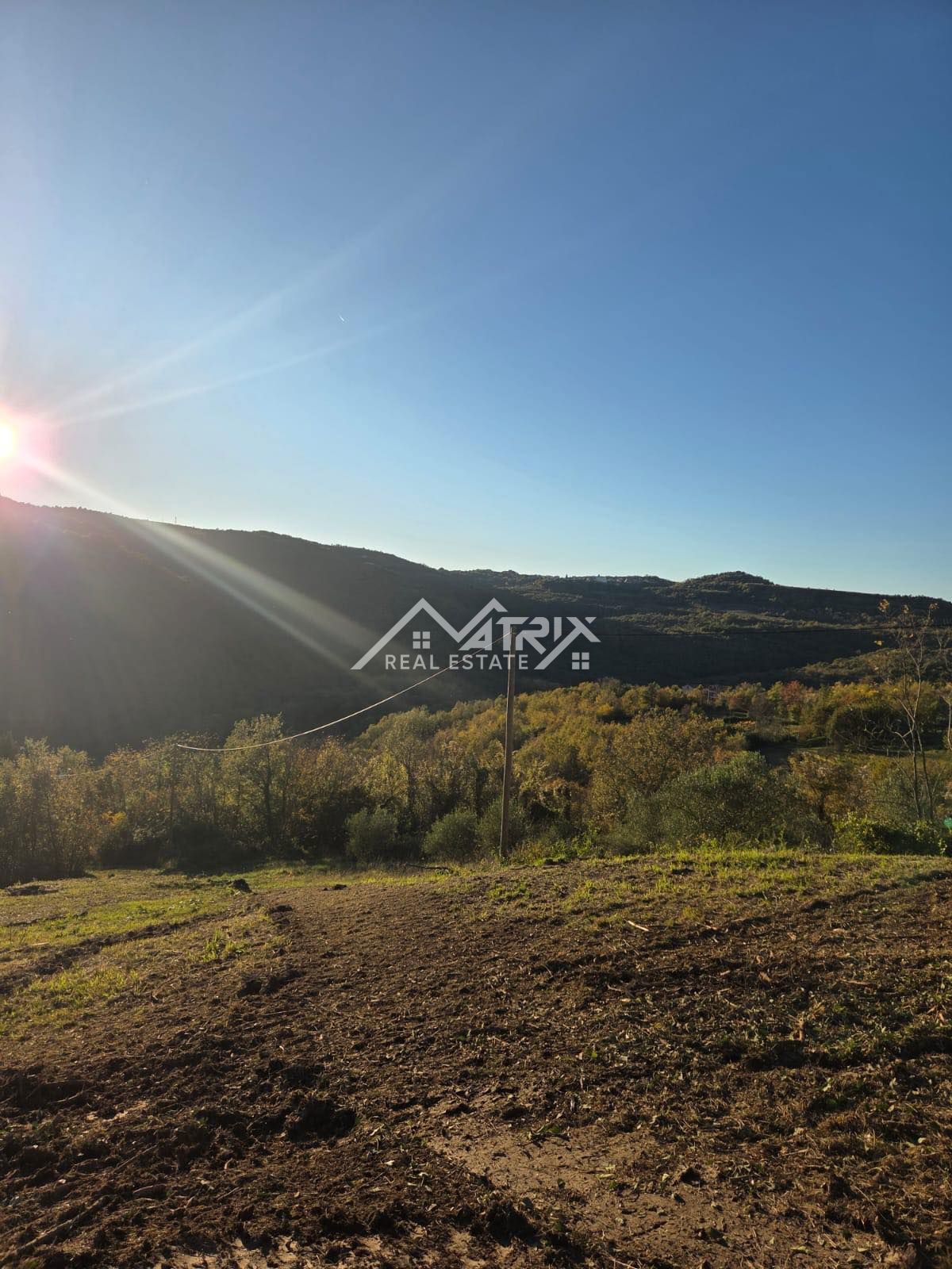 Motovunsko okolje, zazidljivo zemljišče s projektom