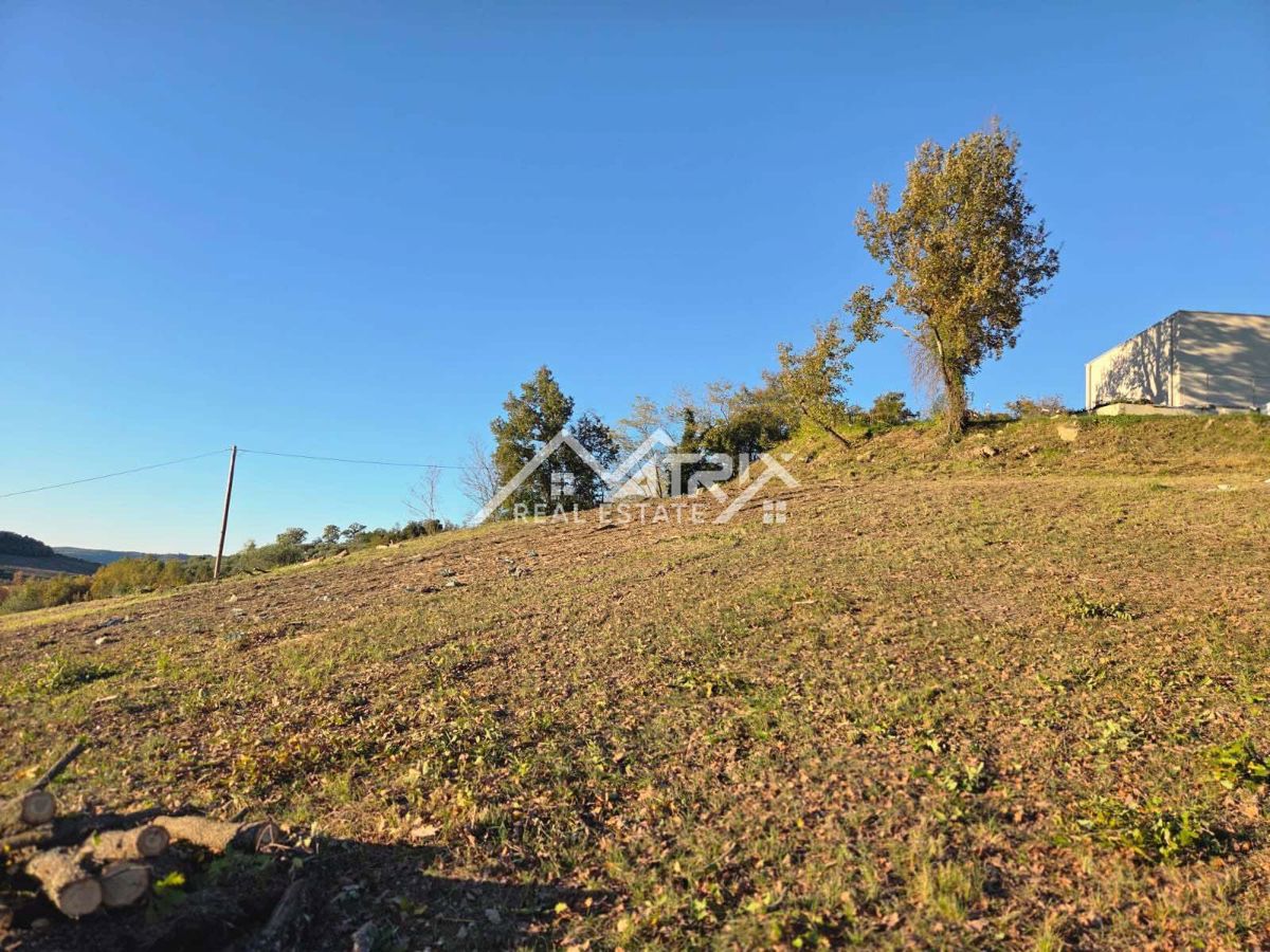 Motovunsko okolje, zazidljivo zemljišče s projektom